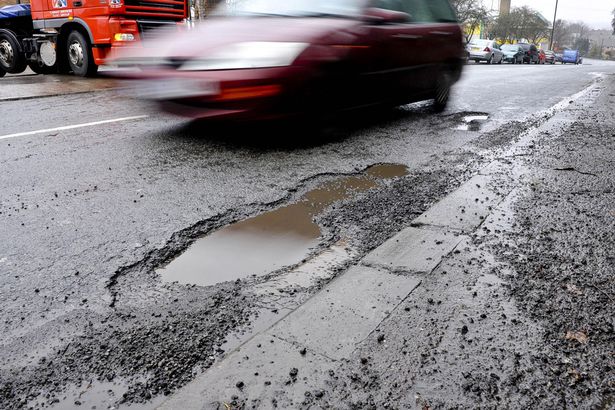 Что делать если из-за ямы на дороге поврежден автомобиль?