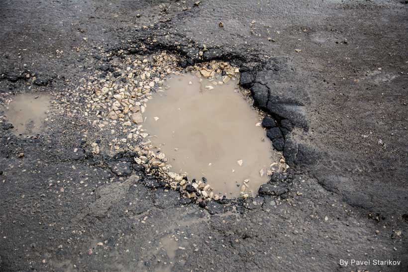Что делать если из-за ямы на дороге поврежден автомобиль?