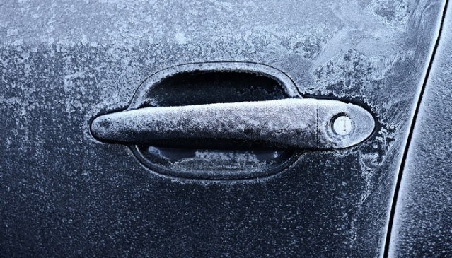 Что делать если замки и двери автомобиля замёрзли?