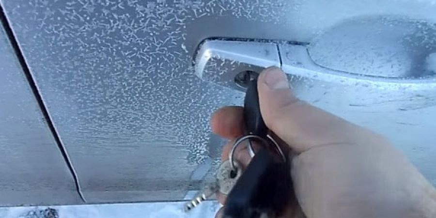 Что делать если замки и двери автомобиля замёрзли?