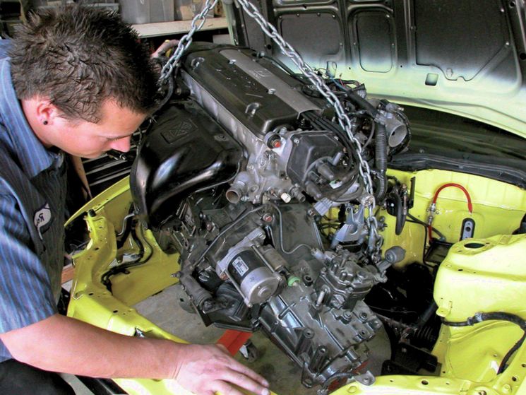 Что сложнее – снять или поставить двигатель автомобиля?