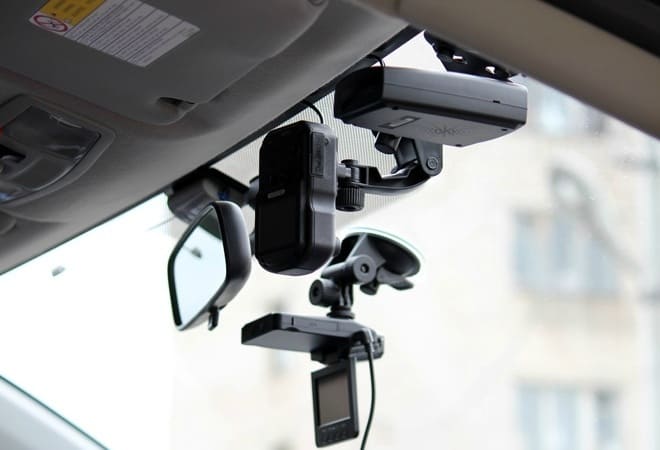Как подключить видеорегистратор в машине: без прикуривателя, к плафону освещения
