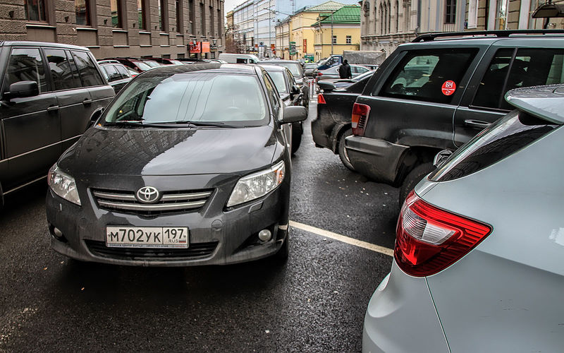 На неправильно припаркованные автомобили скоро можно будет пожаловаться онлайн