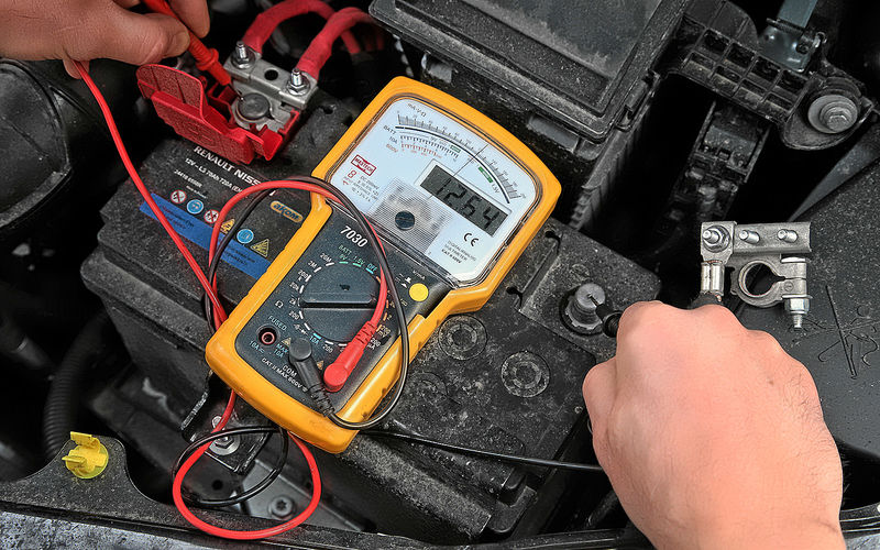 Нужно ли заряжать новый автомобильный аккумулятор после покупки: как выбирать и проверить заряд акб