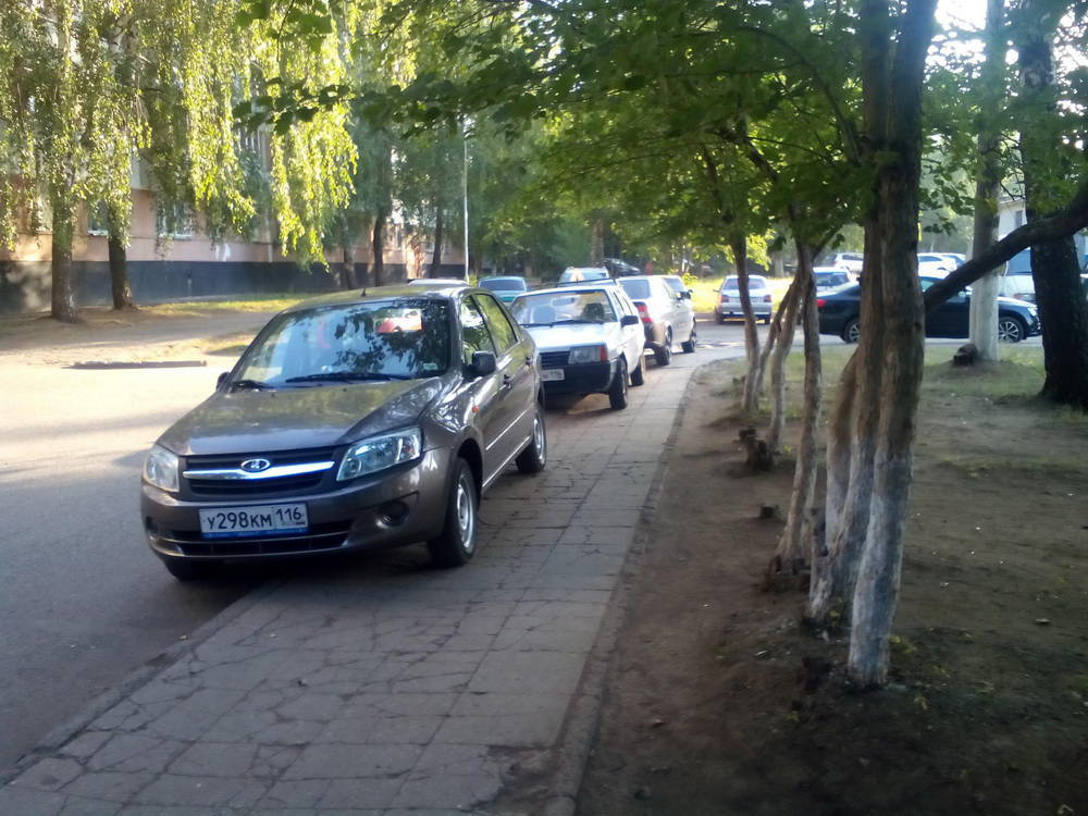 Парковка на газоне: куда жаловаться, штраф в спб, москве и других городах рф