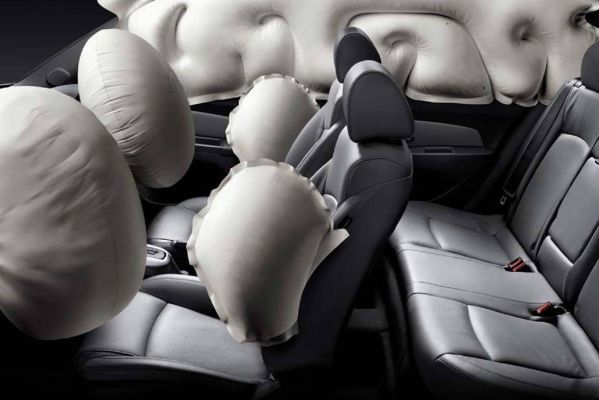 Подушка безопасности в автомобиле для водителя и пассажиров