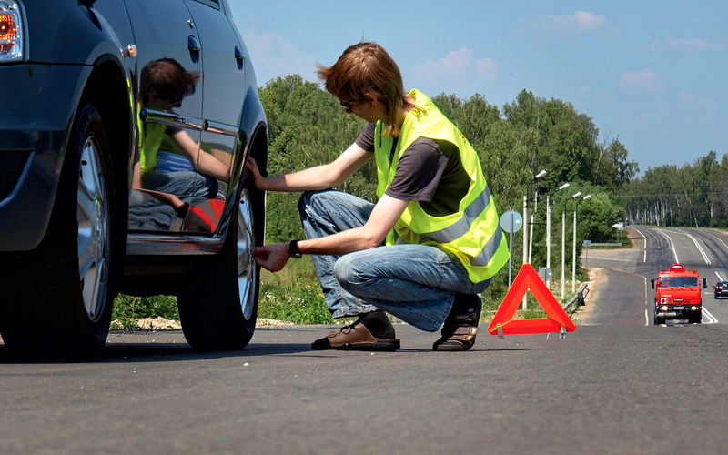 Поправки в пдд — пункт 2.3.4: использование светоотражающих жилетов водителями в случае вынужденной остановки или дтп