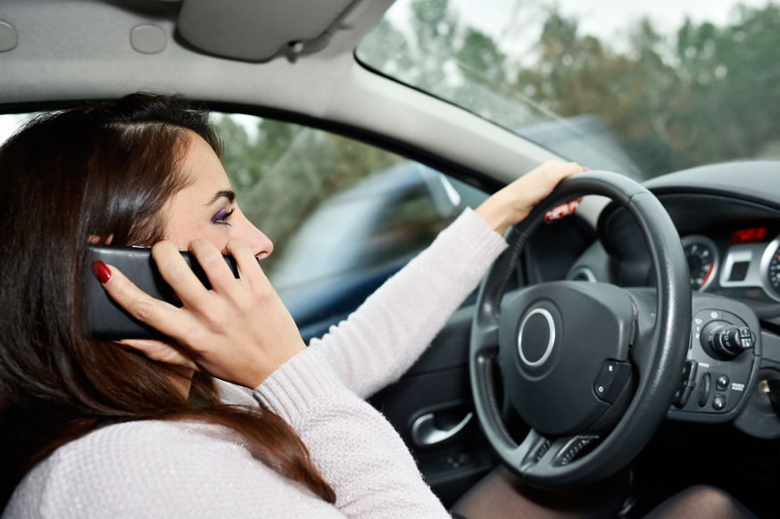 Штраф за разговор по мобильному телефону за рулем может вырасти
