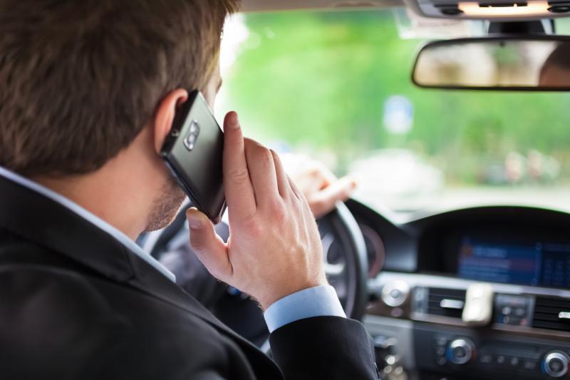 Штраф за разговор по мобильному телефону за рулем может вырасти