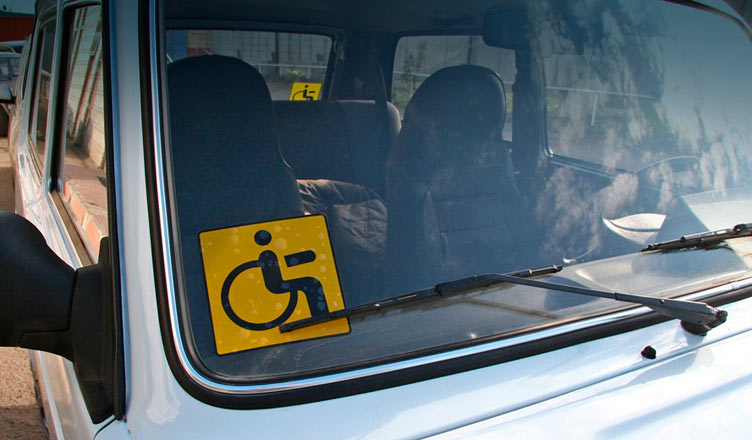 Знак «инвалид» на автомобиле: кому можно устанавливать, что о нем говорится в пдд