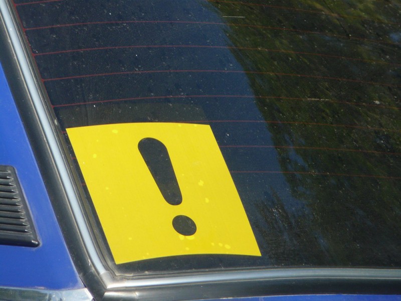 Знак начинающий водитель: обязателен или нет 2017